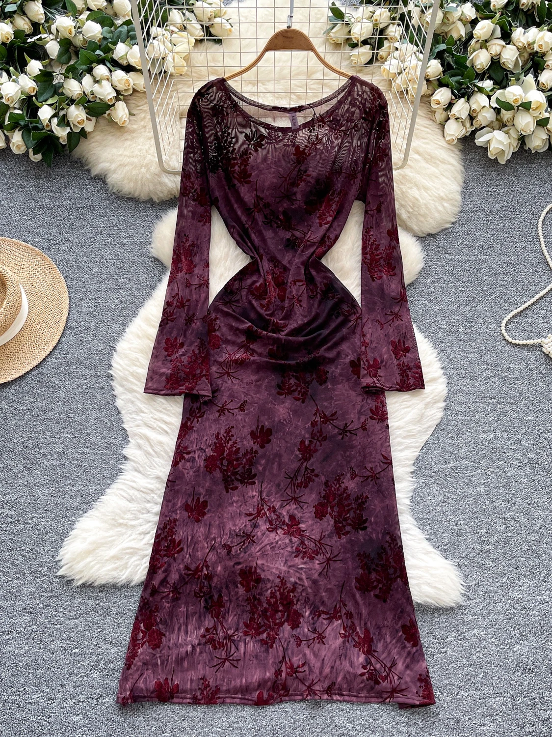 فستان نسائي بأكمام طويلة لموسم الخريف مع تطريز زهري وتصميم ضيق مع حزام، يعكس أناقة السيدة وشخصية أنيقة مناسب للتنقل في المدينة