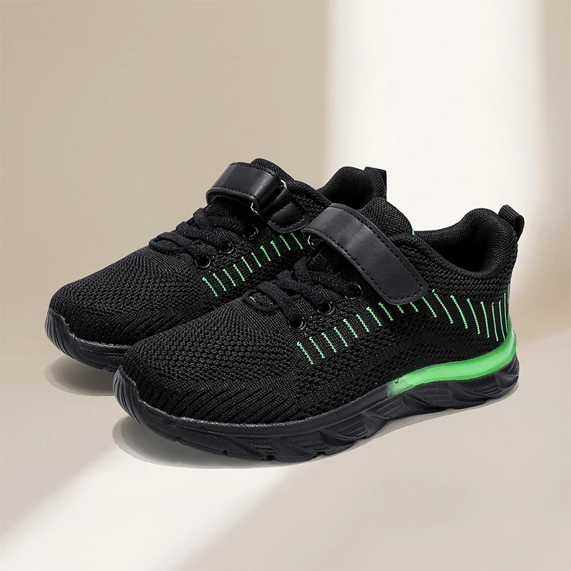 

Пара детских спортивных кроссовок с амортизирующей конструкцией носка, нескользящей подошвой и удобной застежкой на липучке MF-7123.