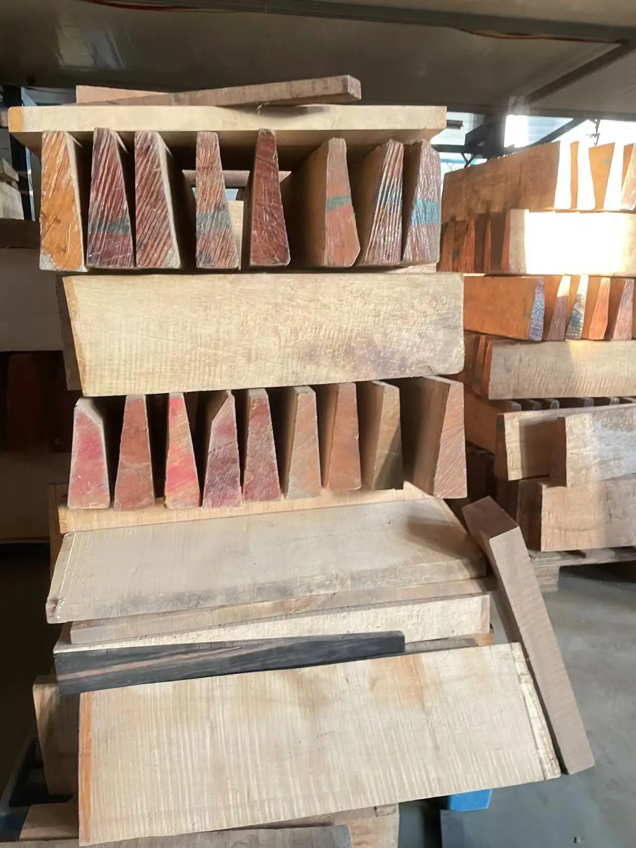 A set of materials for making a 4/4 cello, including 1 spruce wood and 1 maple wood, made of European flame maple wood