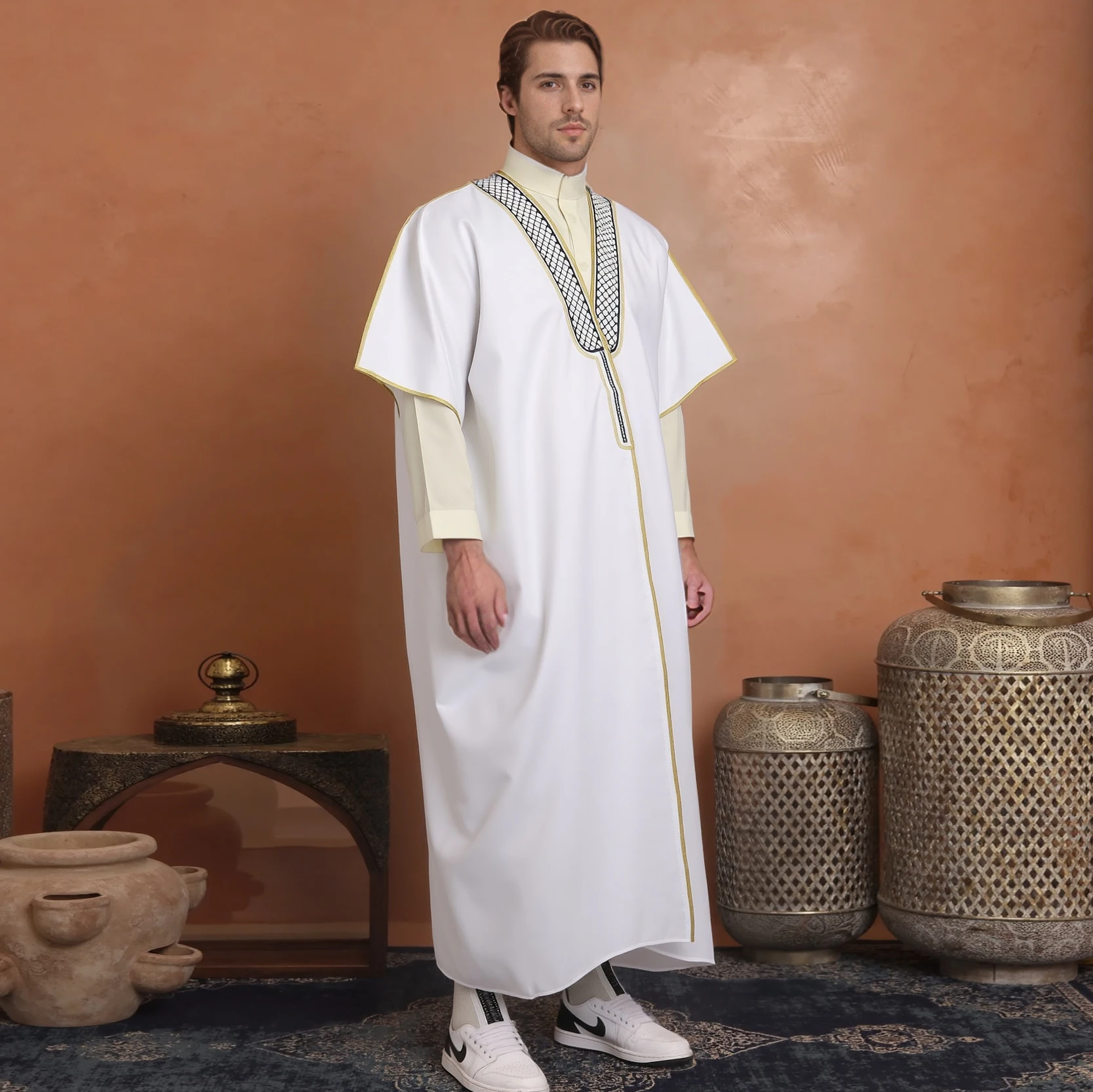 Commercio all'ingrosso OEM di alta qualità Omani Morrocon stile tessuto Thobe arabo Bisht Bisht Turchia abbigliamento caftano Abaya uomini musulmani Bisht