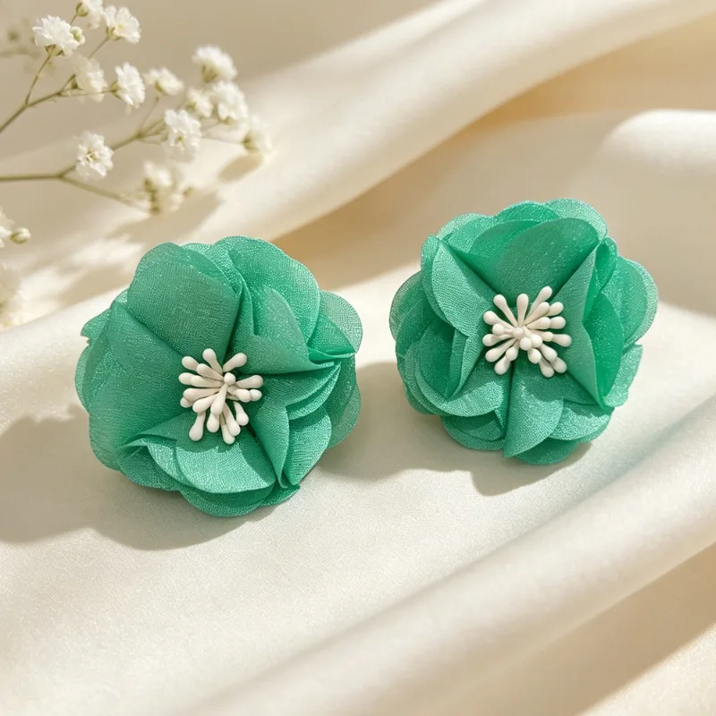 Neue Chiffon-Spitzen-Blumen-Ohrclips für Damen, nicht durchstechend, exquisite bunte 3D-Blumen-Ohrclips, Urlaubs- und Strand-Schmuck. – Detail 5