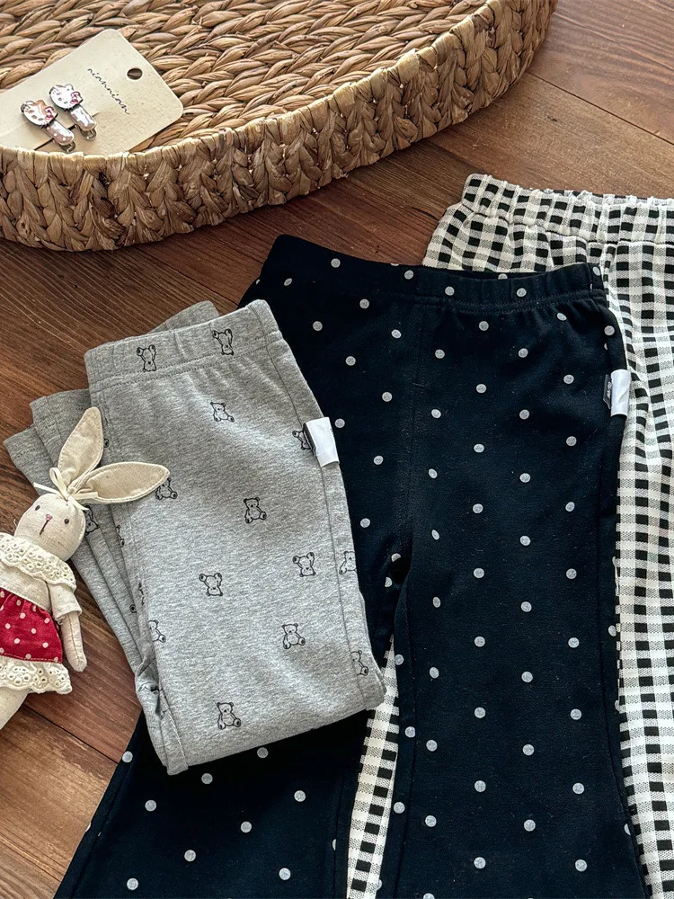 トレンド感のある快適な女の子用プリントスウェットパンツ、カジュアルなルーズフィット、韓国風、2026年春、ファッショナブルなベルボトム、子供用