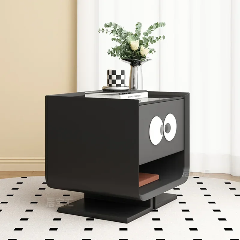 طاولة ليلية لطيفة على الطراز الشمالي بسيطة من الخشب الأسود لتوفير المساحة المتنقلة