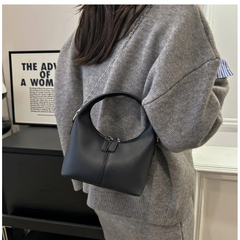 

High-End Ladies Tote Bag Made Of Arrow-Patterned Leather Featuring Trendy Design And Paris Casual Vintage Style