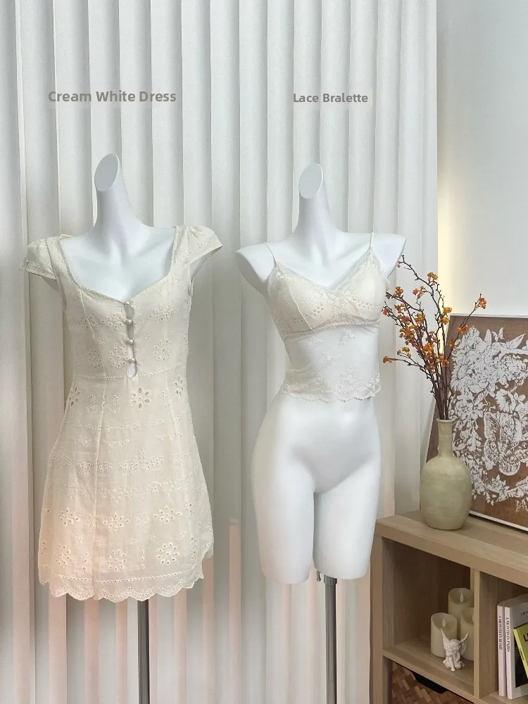 Vestido e de renda branca com recortes vazados, decote em V, estilo cado para o dia a dia, manga bufante, corte em...