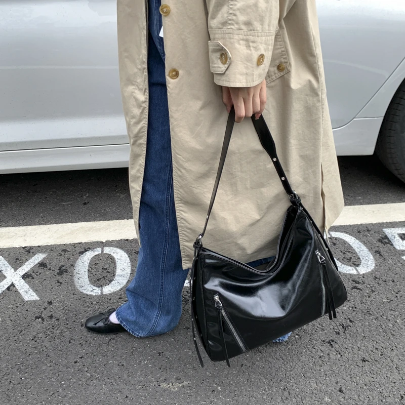 

Luxury Ladies Crossbody-Bag Made of Fine Leather Boasting High-End Paris Vintage Neat Style​