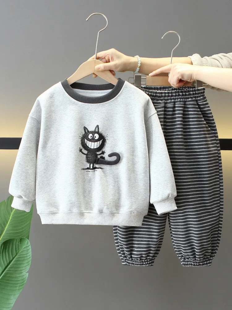 

Детский спортивный костюм 2026: Новинка весенней коллекции, модный комплект с мультяшным принтом для мальчиков и девочек, хлопковый свитшот и брюки, милый повседневный наряд для детей