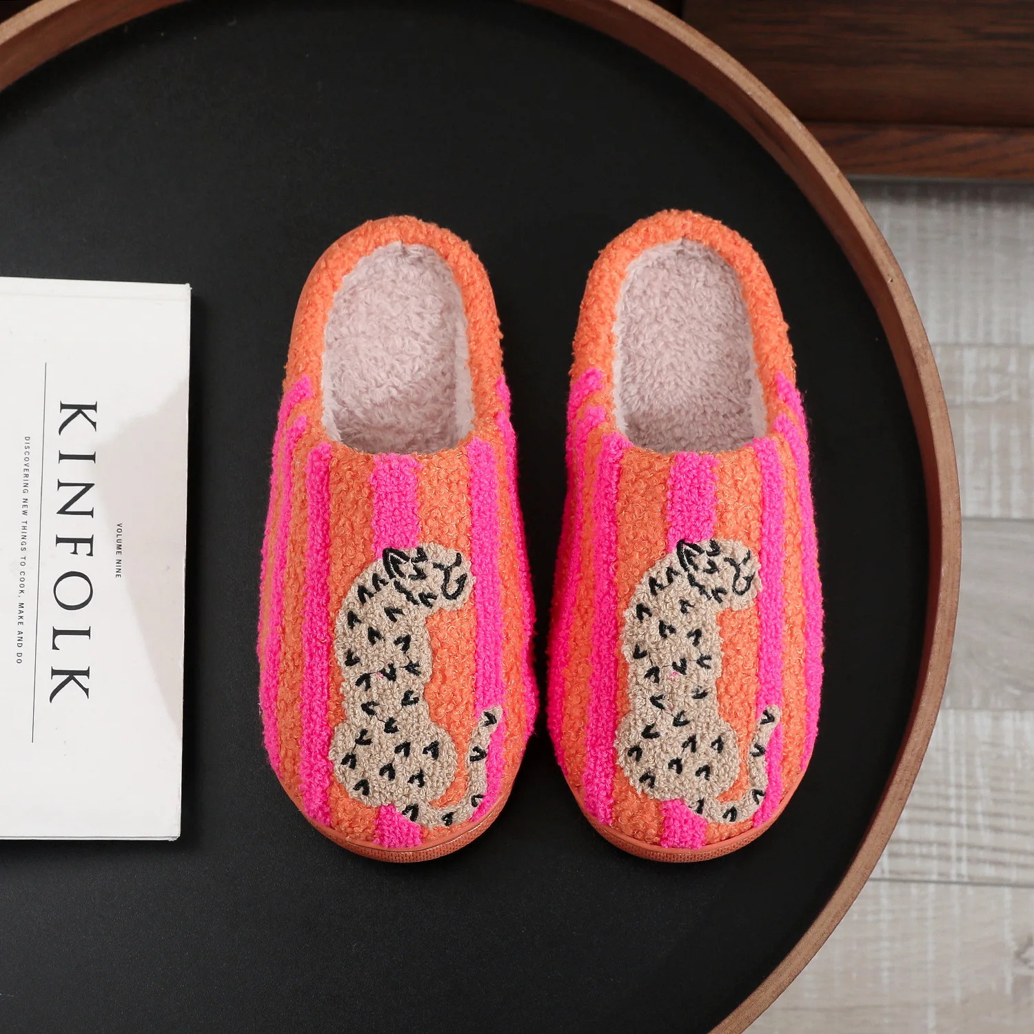 chinelos-de-pelucia-femininos-estilo-ins-fofos-com-blocos-de-cores-bordados-estampa-de-leopardo-listrada-novidade-de-inverno-antiderrapantes-e-quentes-para-uso-interno