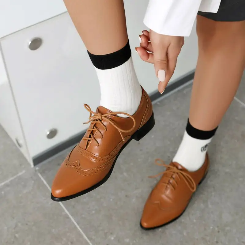 

SIMLOVEYO Luxury Daily Soft Leisure Female Brogue Shoes Women Flats Pointed Toe Lace Up Big Size 41 42 43 Black Brown Silver