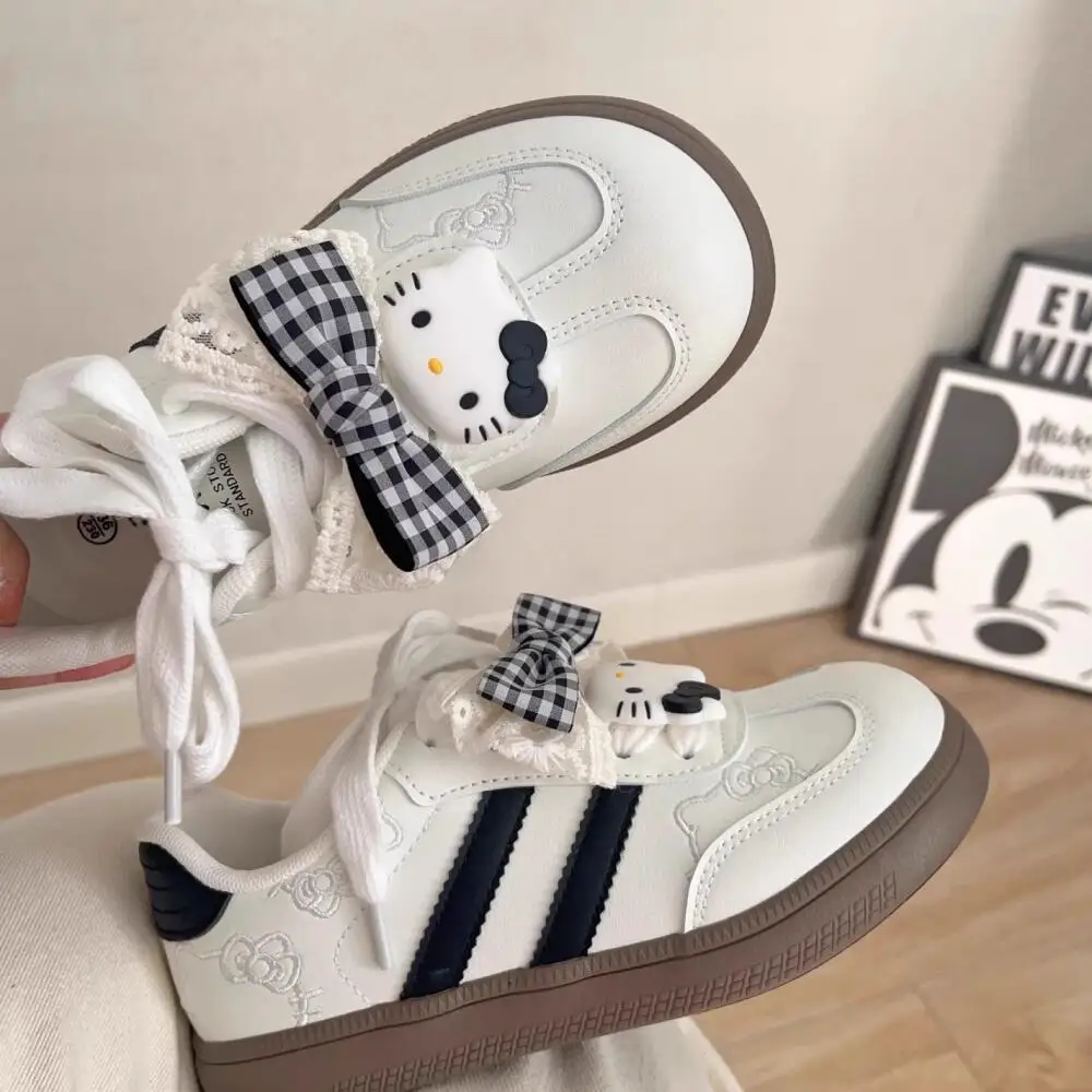 

Милые женские туфли Hello Kitty Board Sanrio Kt с круглым носком на плоской подошве, новинка 2025, студенческая спортивная повседневная обувь, мягкая подошва, хлебные туфли