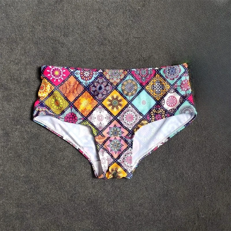 

Модные мужские трусы-боксеры с плоским вырезом, в европейском стиле, с этническим принтом в клетку, гладкие мужские плавки, быстросохнущие