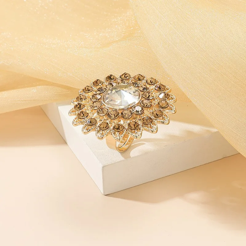 Glanzend Goud Kleur Overdreven Heldere Kristallen Opening Grote Holle Bloemvormige Partij Verstelbare Ringen Voor Vrouwen Sieraden