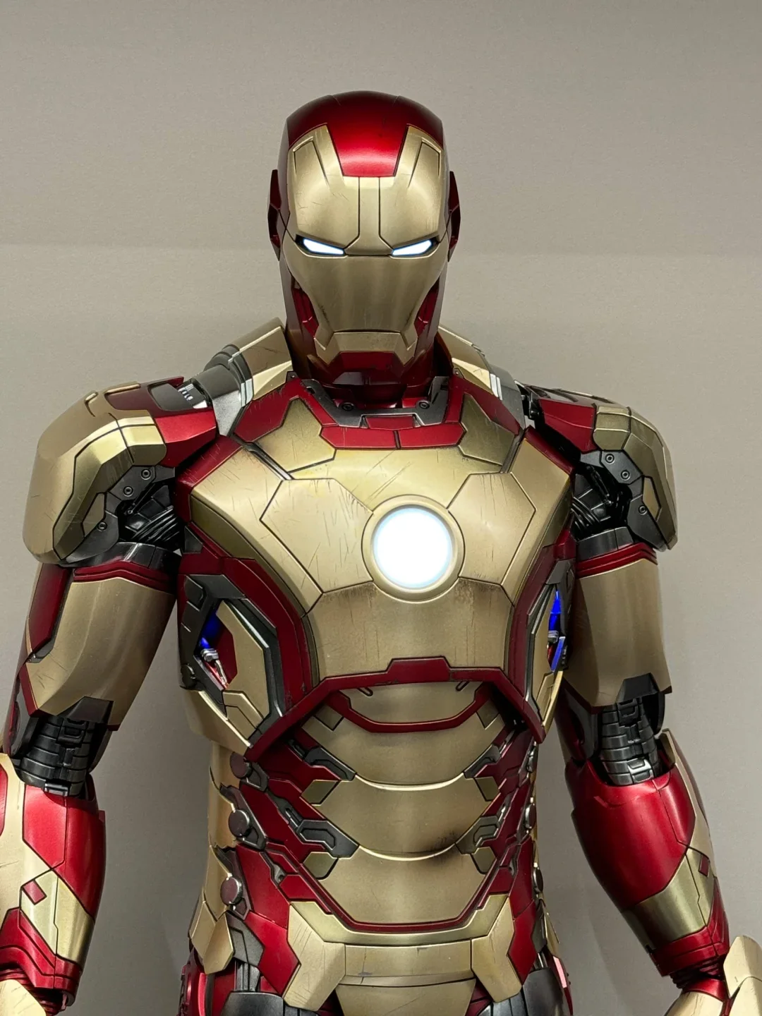 

Новый продукт в наличии 1/4 Совершенно новая статуя Marvel Iron Man Mk42 в красно-золотой цветной схеме Супер крутая со светящимся эффектом
