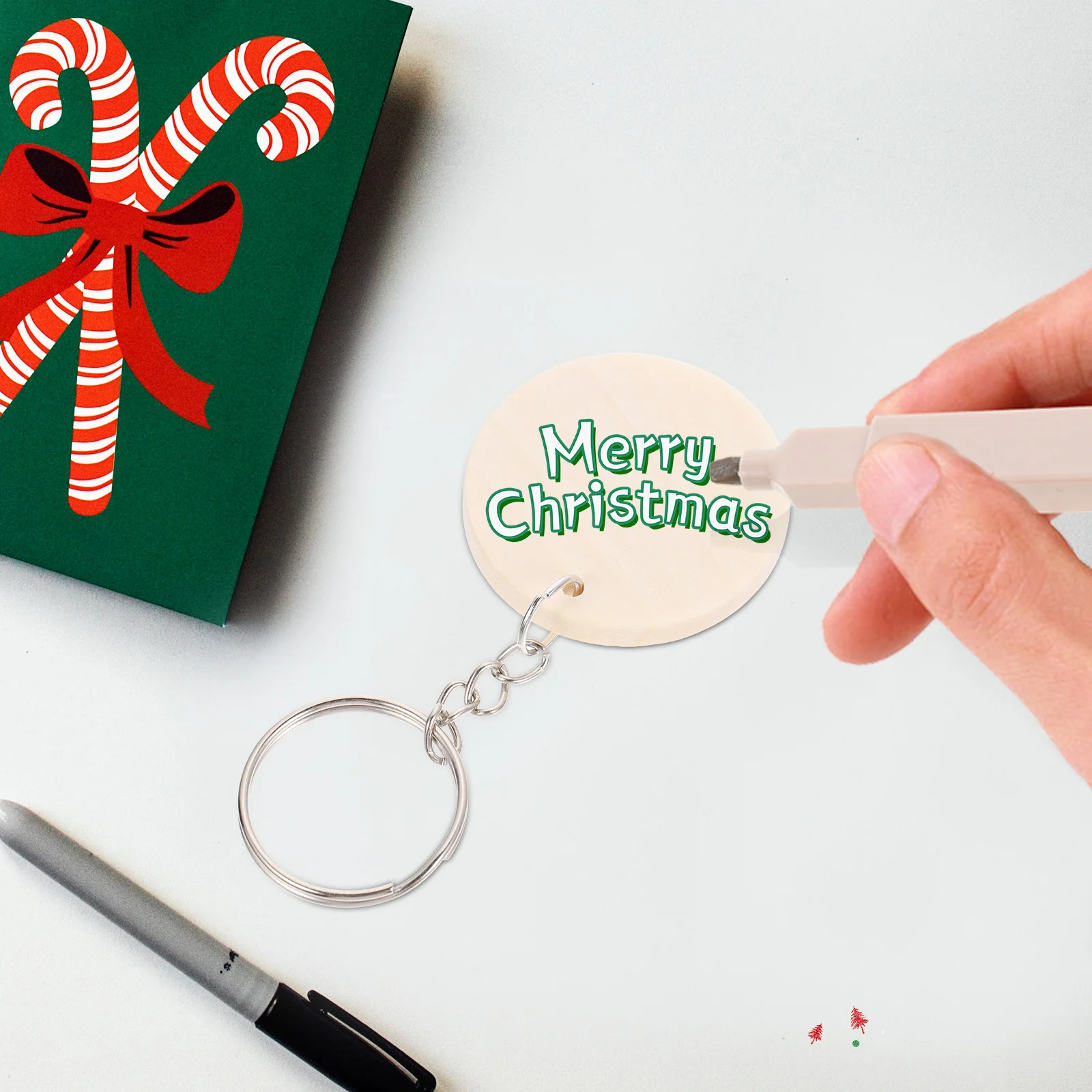 

100Sets Wooden Keychains Multifunctional Decorative Handwork Key Rings DIY Wood Slices Pendants Creative Key Decors for Crafts