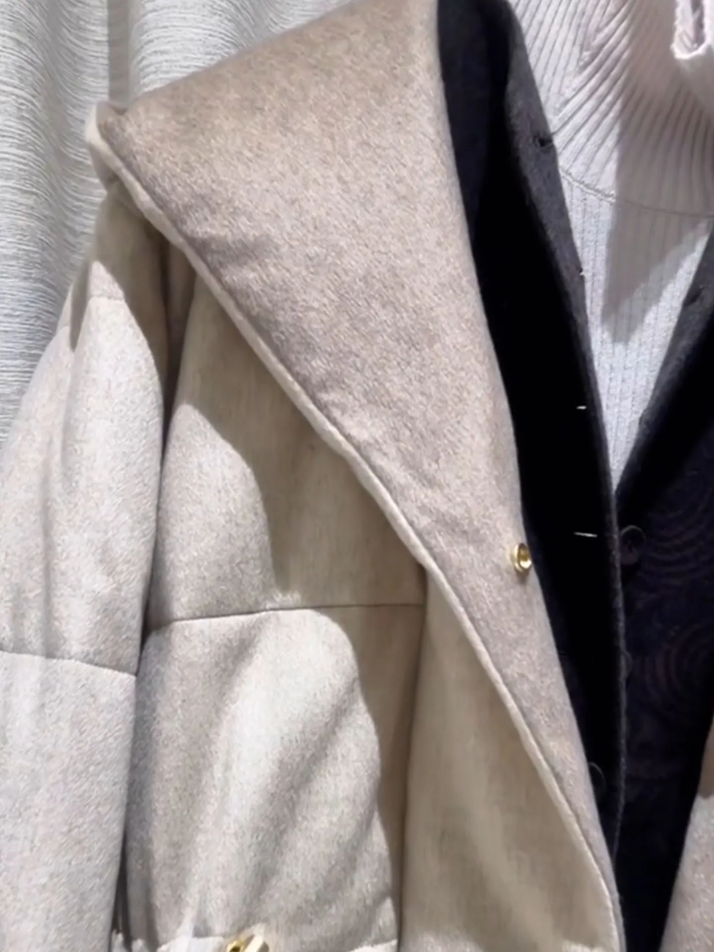   Estilingue feminino com capuz Jaet com cinto focado e calor na cor bege para a temporada de inverno com design de cintura alta