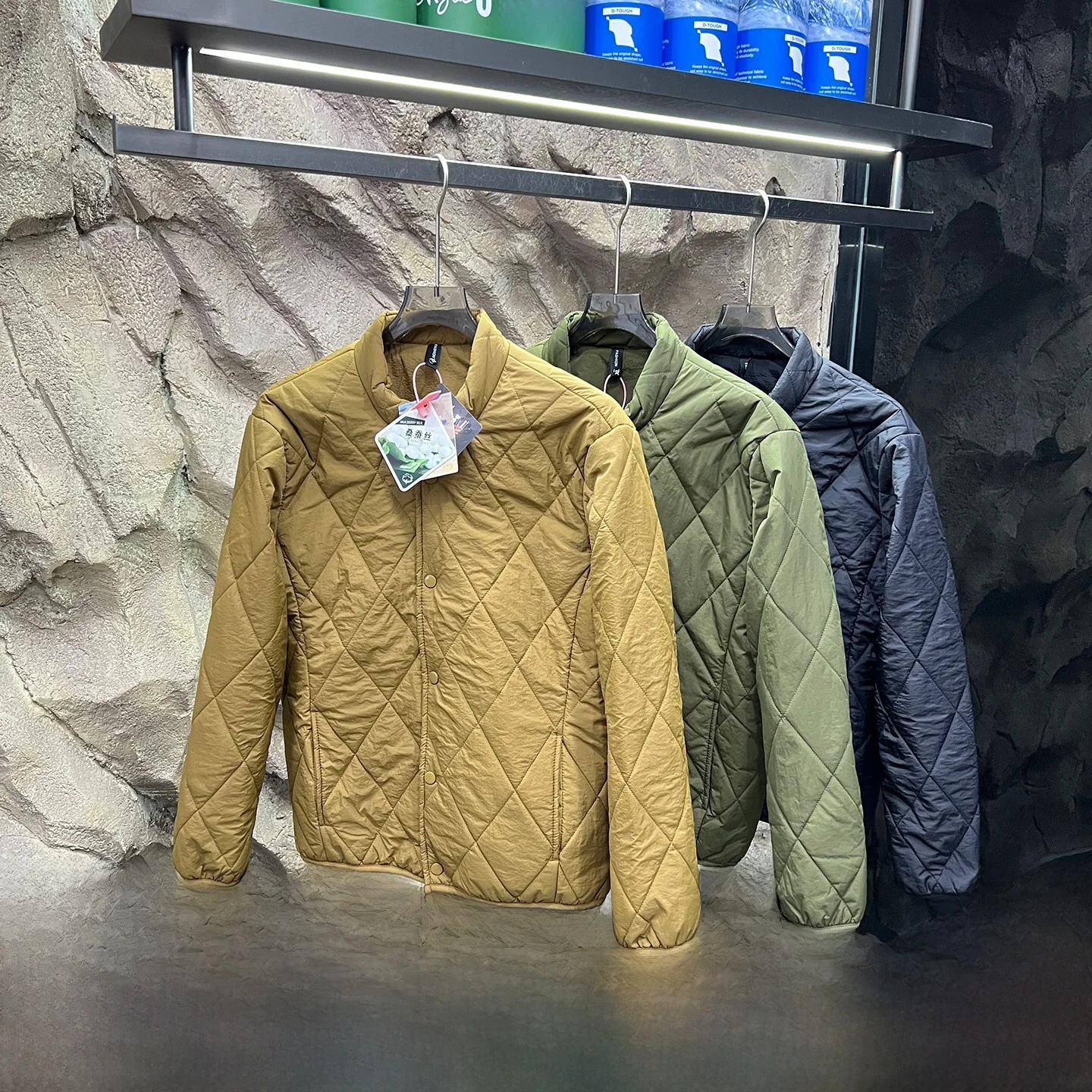 

Out-O-Season Высококачественный хлопковый тюнет Дышащий шелковый наполнитель с пухом Алмазная стеганая водонепроницаемая теплая одежда