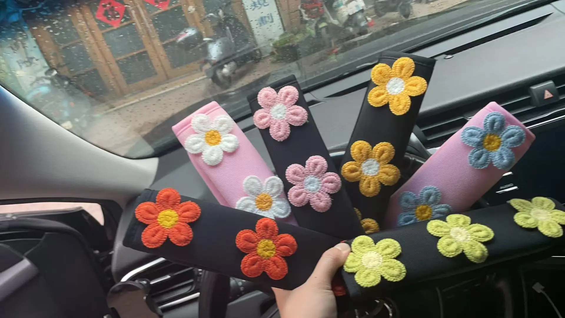 1pcs Daisy Car Seat Belt Covers | Handmade Floral Shoulder Protectors, Universal Fit for Women/Home Decor,Car Decoration