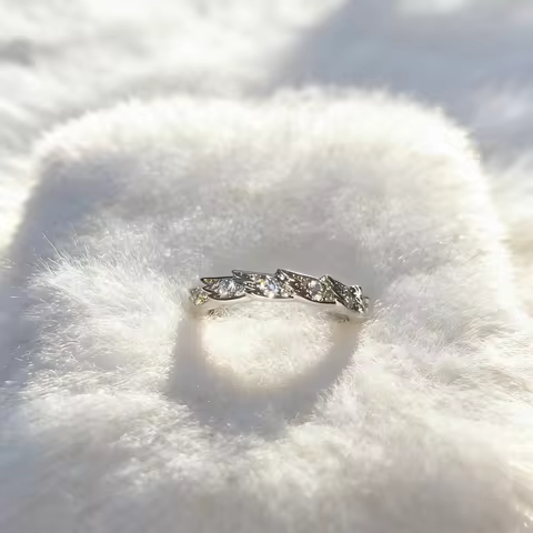A 925 sterling silver zircon ring with a feather wing design, suitable for women to wear to parties and evening events.