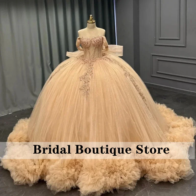 فستان Quinceanera بلون الشمبانيا اللامع من الكريستال اللامع وذيل طويل من الدانتيل بطبقات فيونكة فيستدوس دي 15 Quinceanera ﻿ تخصيص