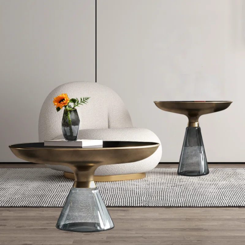 غرفة المعيشة الفاخرة طاولات القهوة الزجاجية الشمال الإبداعية أريكة الجانب الفن الجمالي الداخلية طاولات القهوة المستديرة ديكورات المنزل