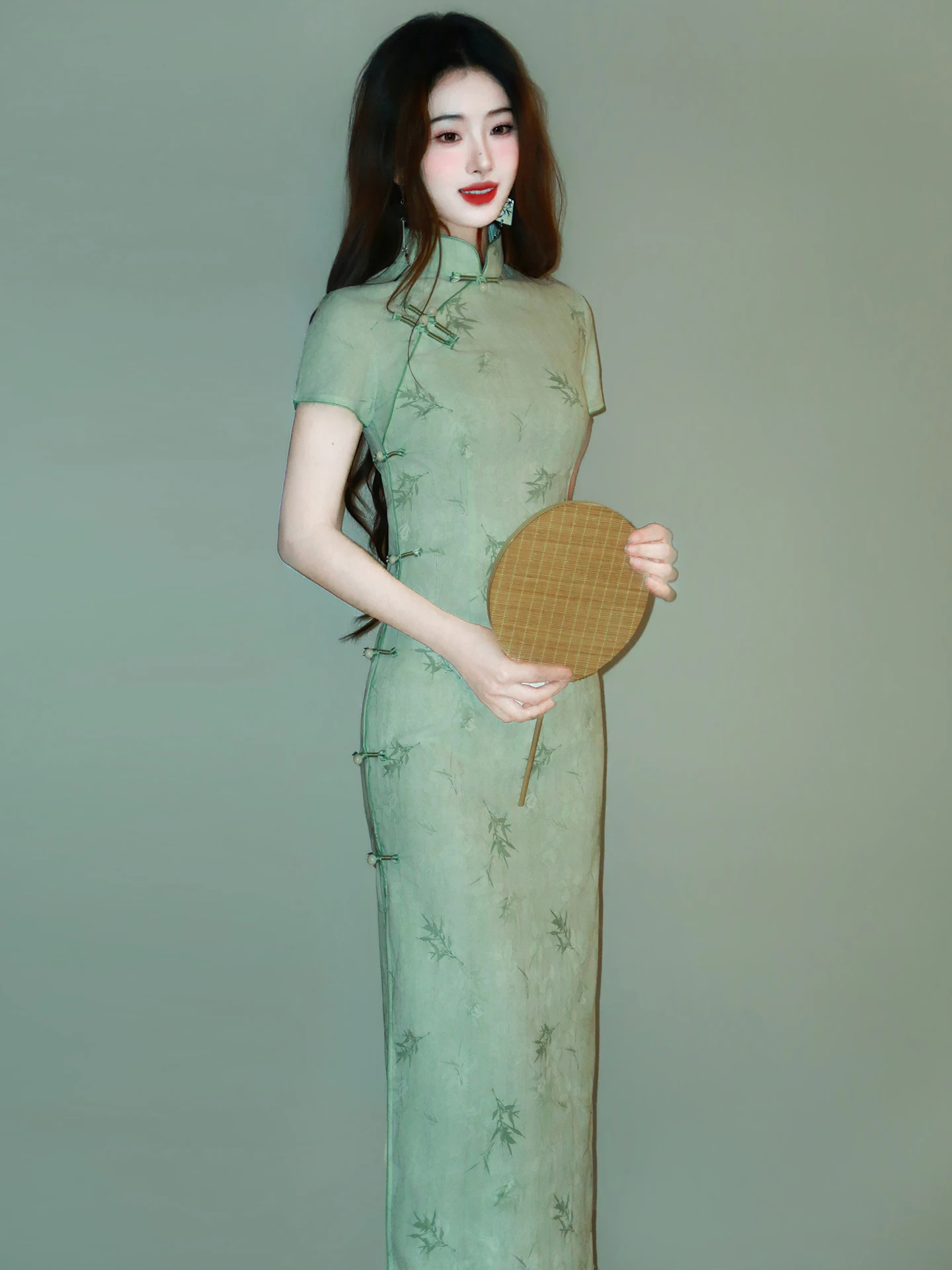 

Новое китайское платье премиум-класса, подходящее для офиса, будет представлено весной 2026 года, с длинным разрезом, короткое, S...