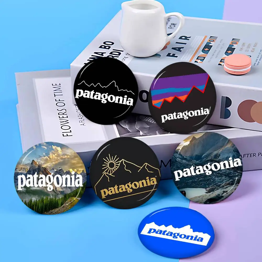 P-Patagonias Logo 58mm Pins de la Serie Cute, Broches Divertidos de Animales de Dibujos Animados Interesantes, Accesorio de Regalo para Mochilas y Ropa