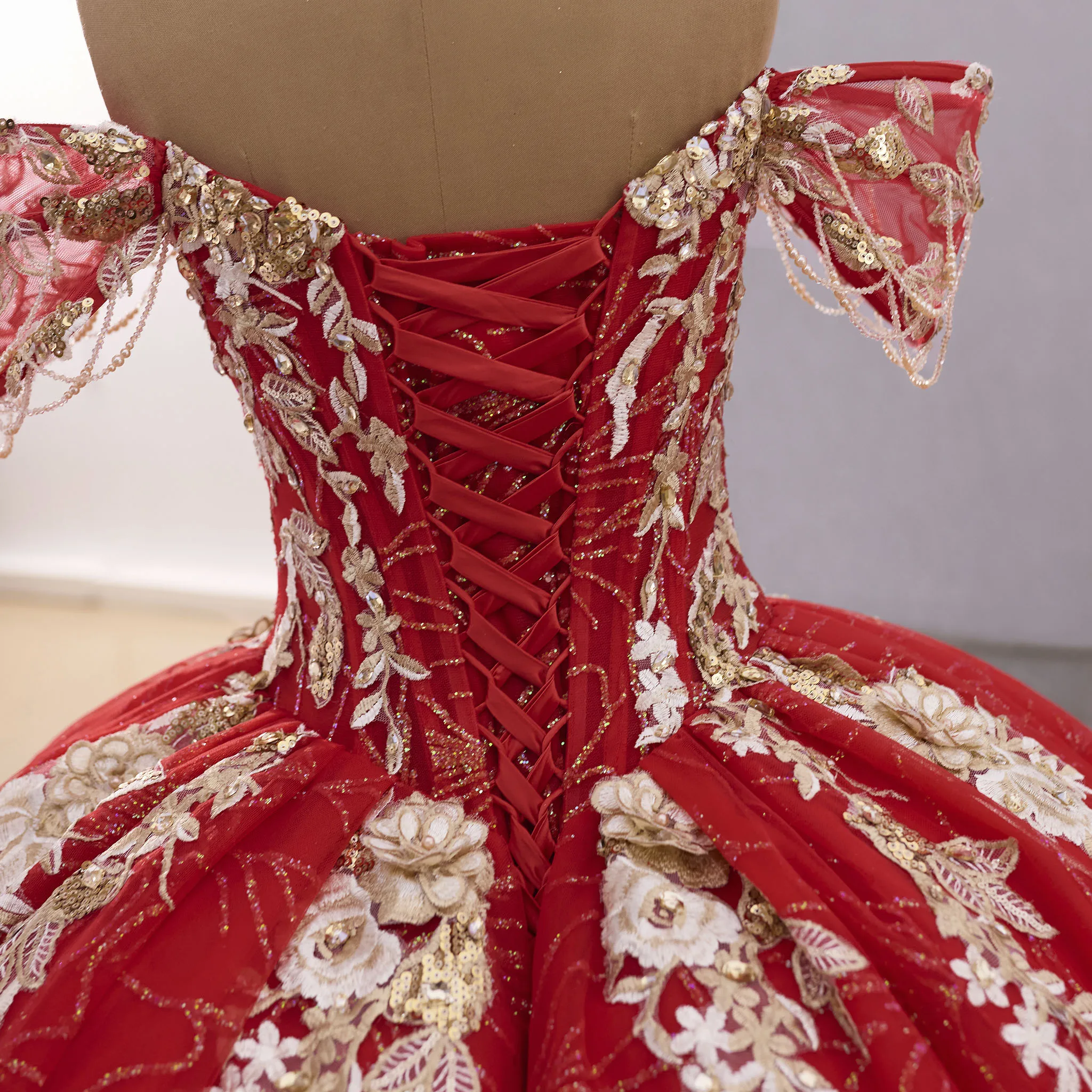 فستان كوينسيانيرا باللون الأحمر من Rosymae فستان مكشوف الكتفين مع كتف مفتوح مع لؤلؤ متلألئ فستان رومانسي