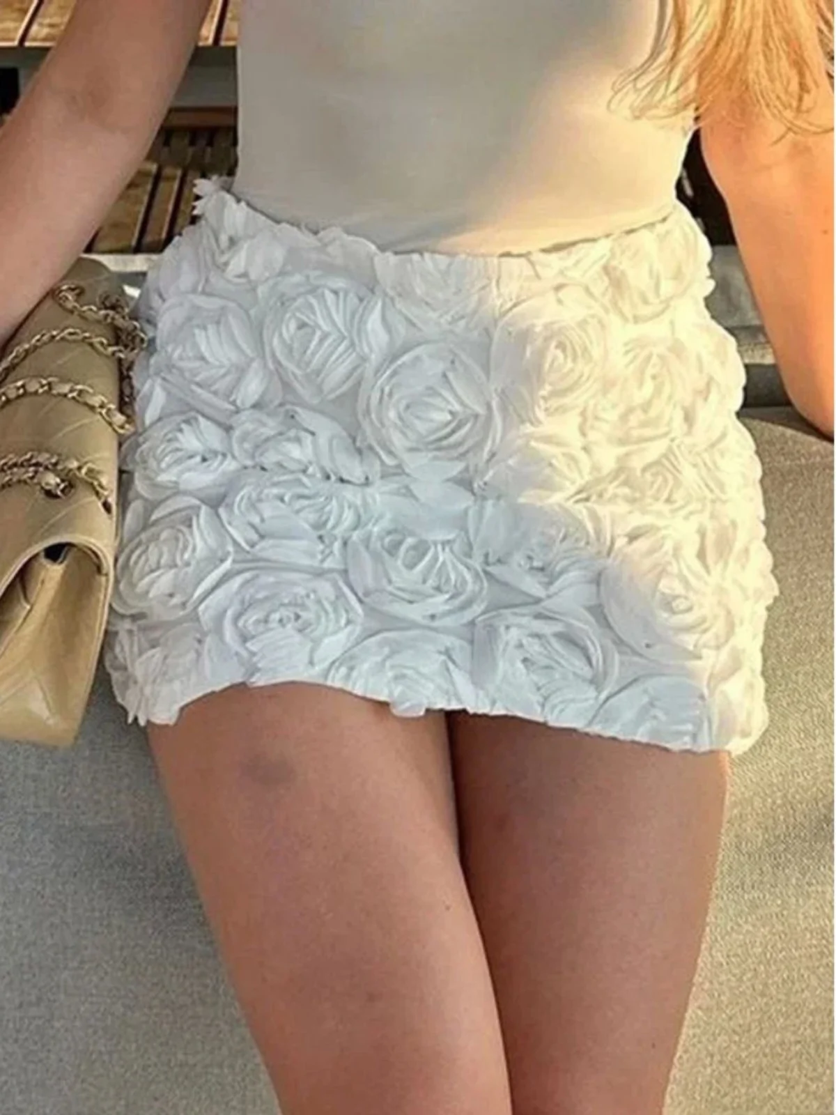 Dopasowana spódnica bodycon z dekoracją 3D w kształcie róży, modny krój z średnim stanem dla młodych kobiet, sezon wiosenny, mieszanka kolorów materiałów.