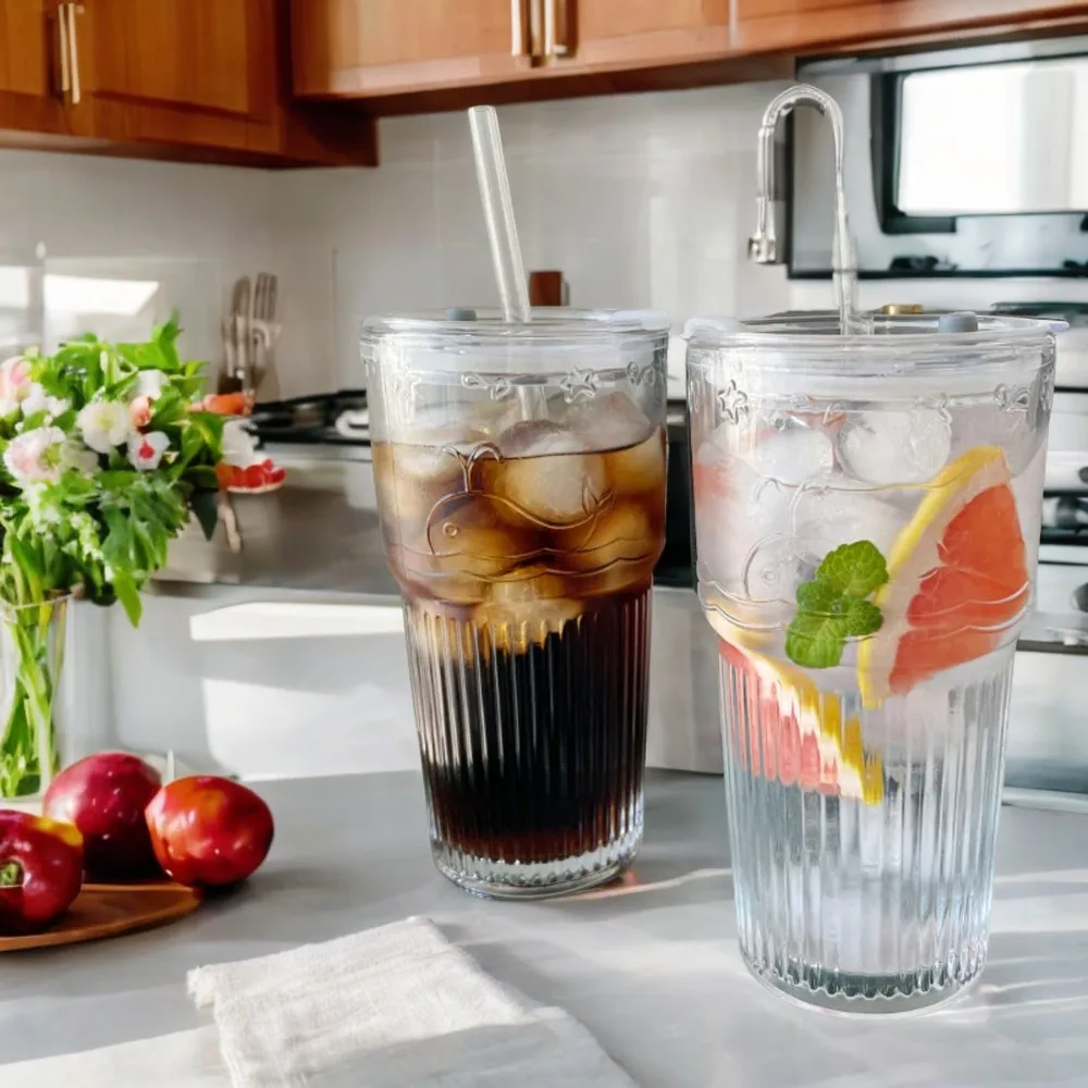 Stunning and sophisticated, this set of 2 elegant transparent striped glass cups with matching lids and straws is a must-have. F