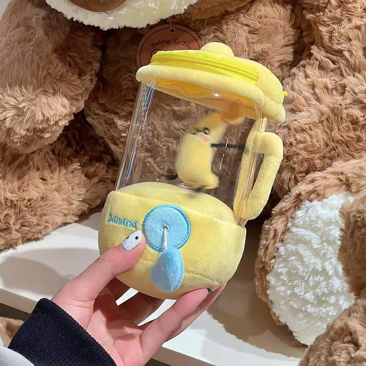 Leuke pluche fruitpers die speelgoedpop festivalcadeau trekken en decomprimeren