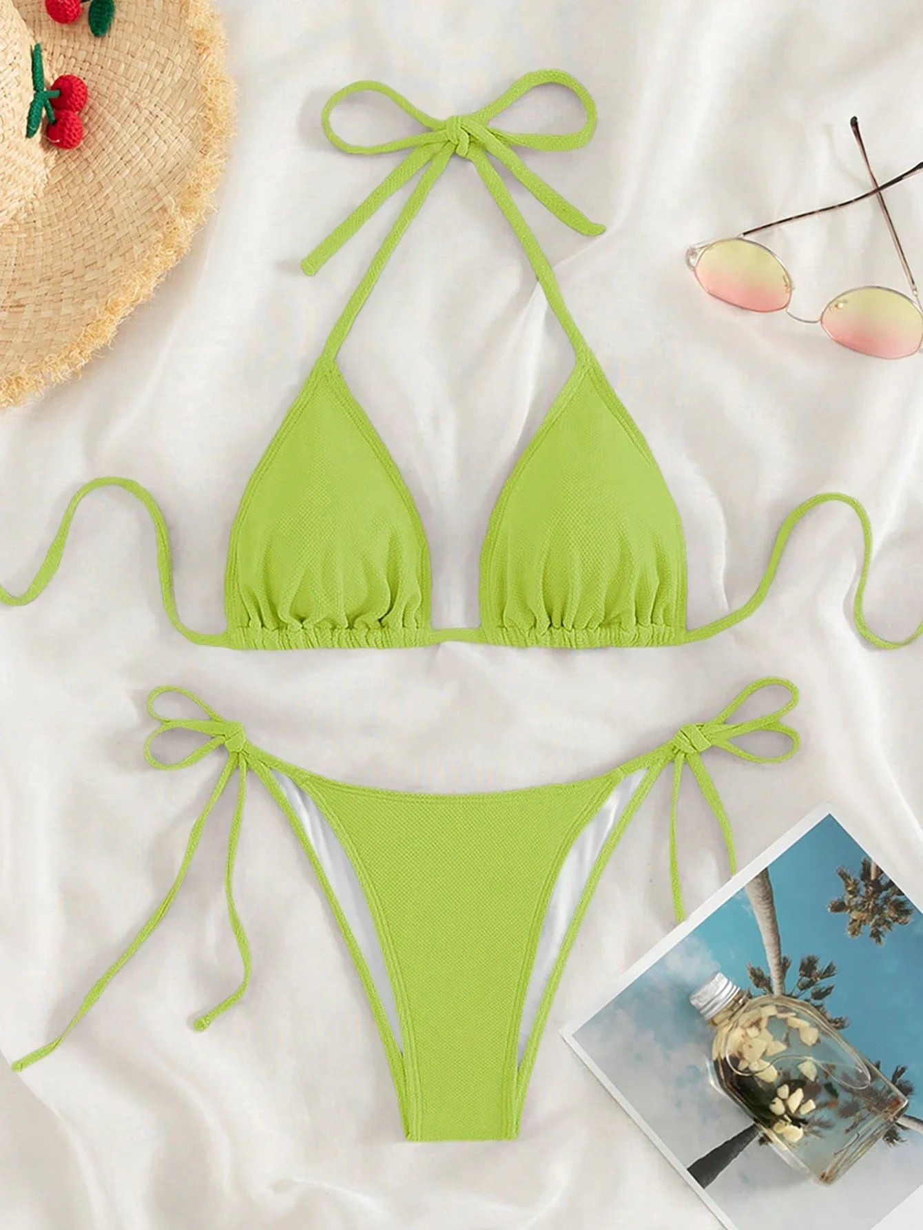 

A green bikini chest cutout hot sexy swimsuit is suitable for a surf vacation