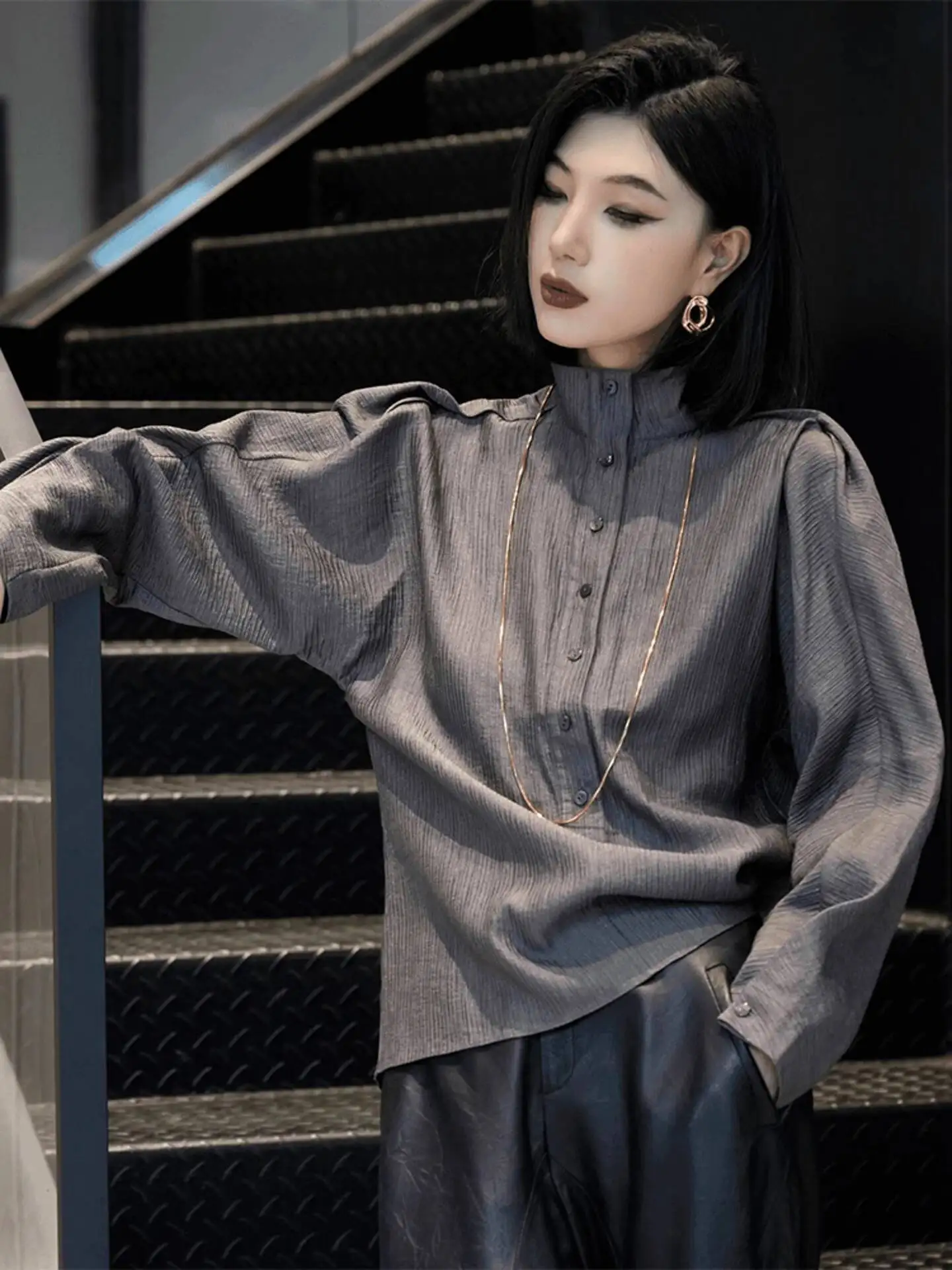 

2025 Autumn Women's Office Shirt Fresh Gray Stand Collar Paneled Ruched Texture Unique Design Shirts Top
