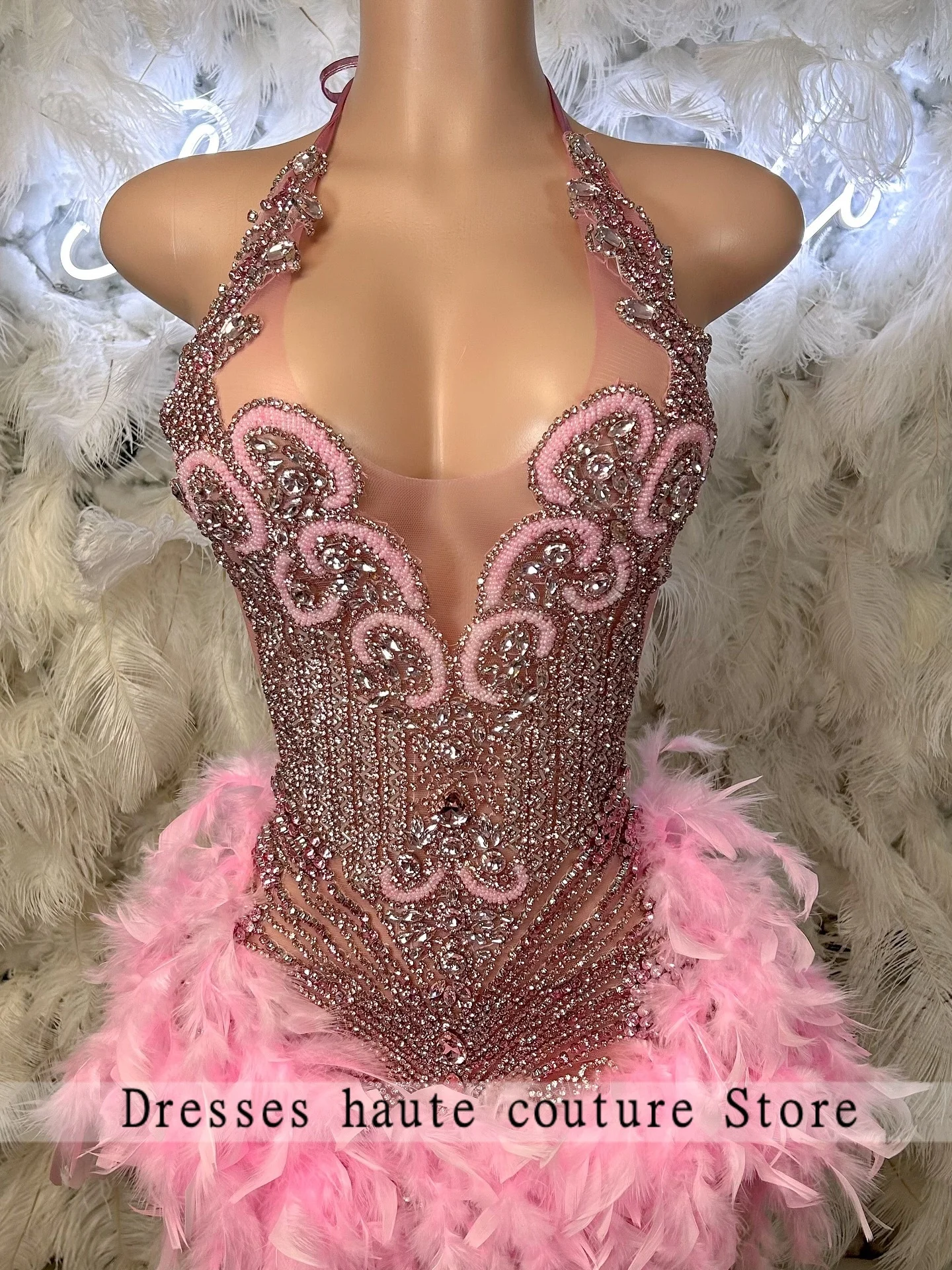 

Sexy Pink Diamonds Feathers Short Prom Dress 2025 Halter Customized Sparkly Rhinestone Crystal Cocktail Dresses Homecoming Dress