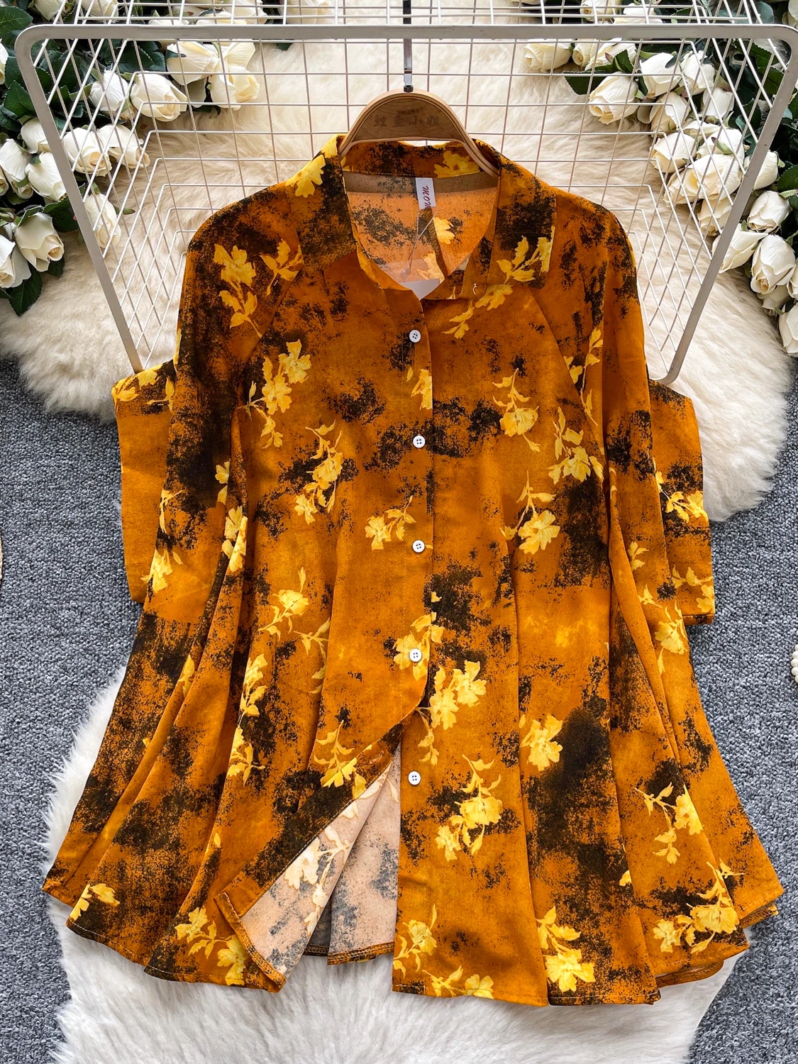 Csa fena de verão com design moderno, manga morcego soltinha, leve, estampa madura, chiffon casual, modeladora.