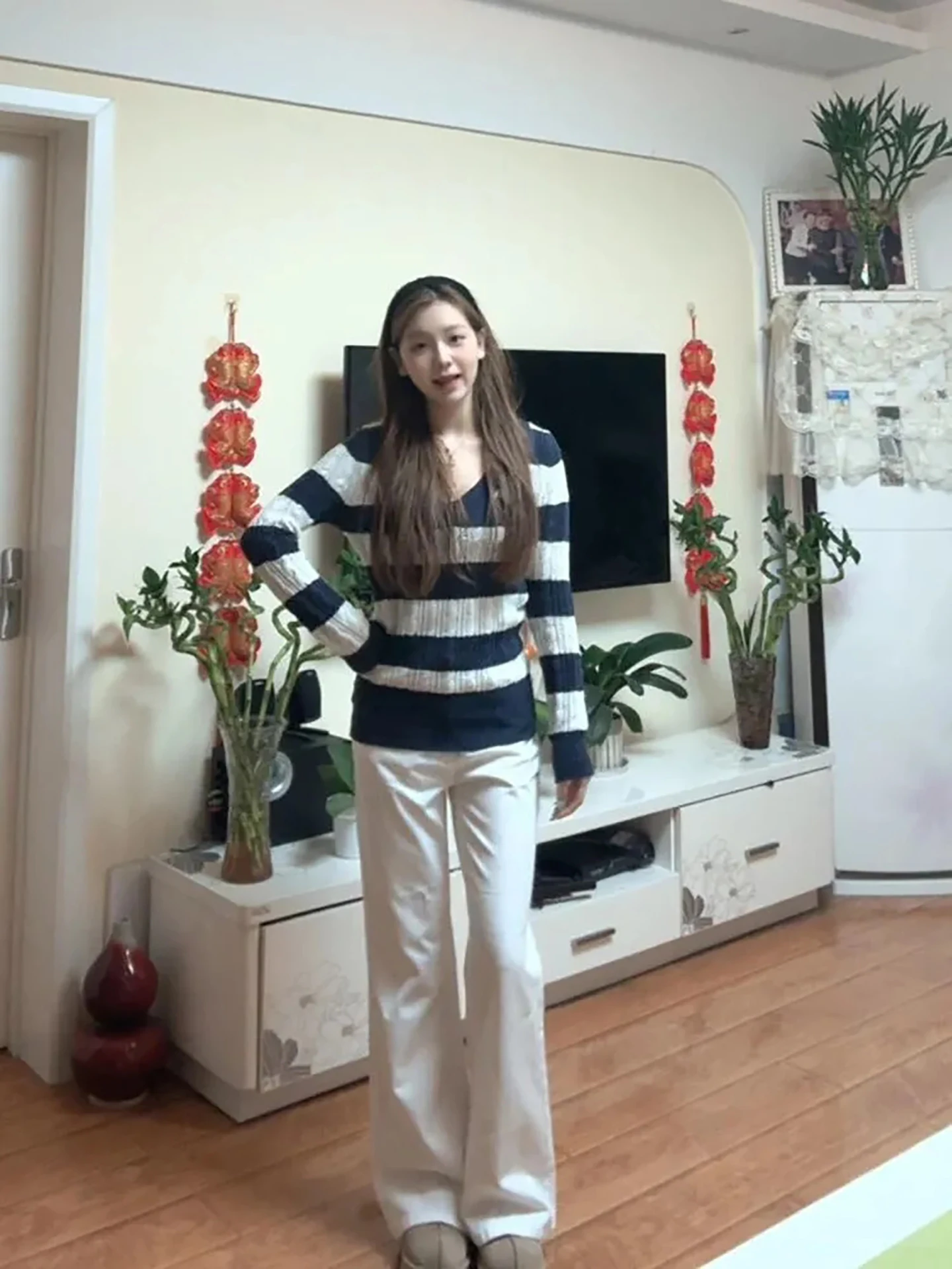 

Slim Fit Striped Knitwear Women's Faionable Base irt Korean Sle Spring 2026 Waist Cinched Body a Long Sve V Ne