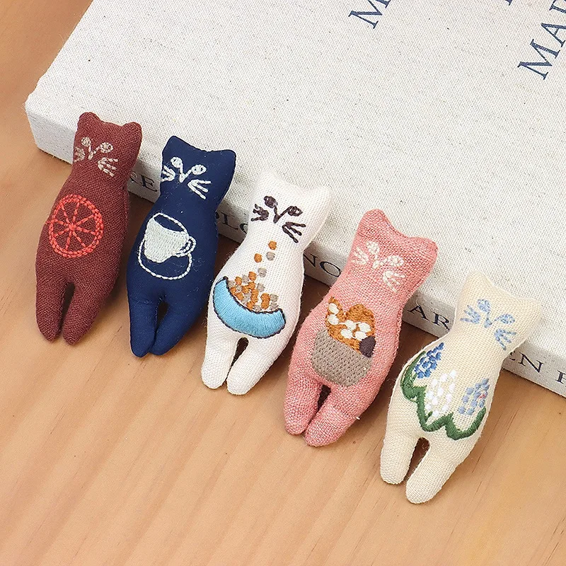 

Handmade Cartoon Kitten Brooch Cotton Linen Fabric Cute Cat Pin for Clothing Hair Accessory Bohemian Style DIY Craft Gift