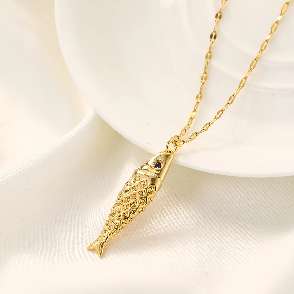 قلادة نسائية ذهبية اللون على شكل سمكة عصرية وأنيقة مجوهرات مخلوق بحري هدية للمزاج #3