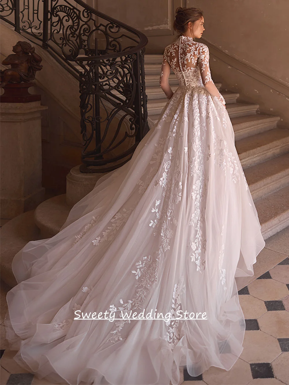 Luxury Arabian Lace Wedding Dress Customized High Neck Long Sleeves Applique Court Train Illusion Back Buttons Bridal Gown