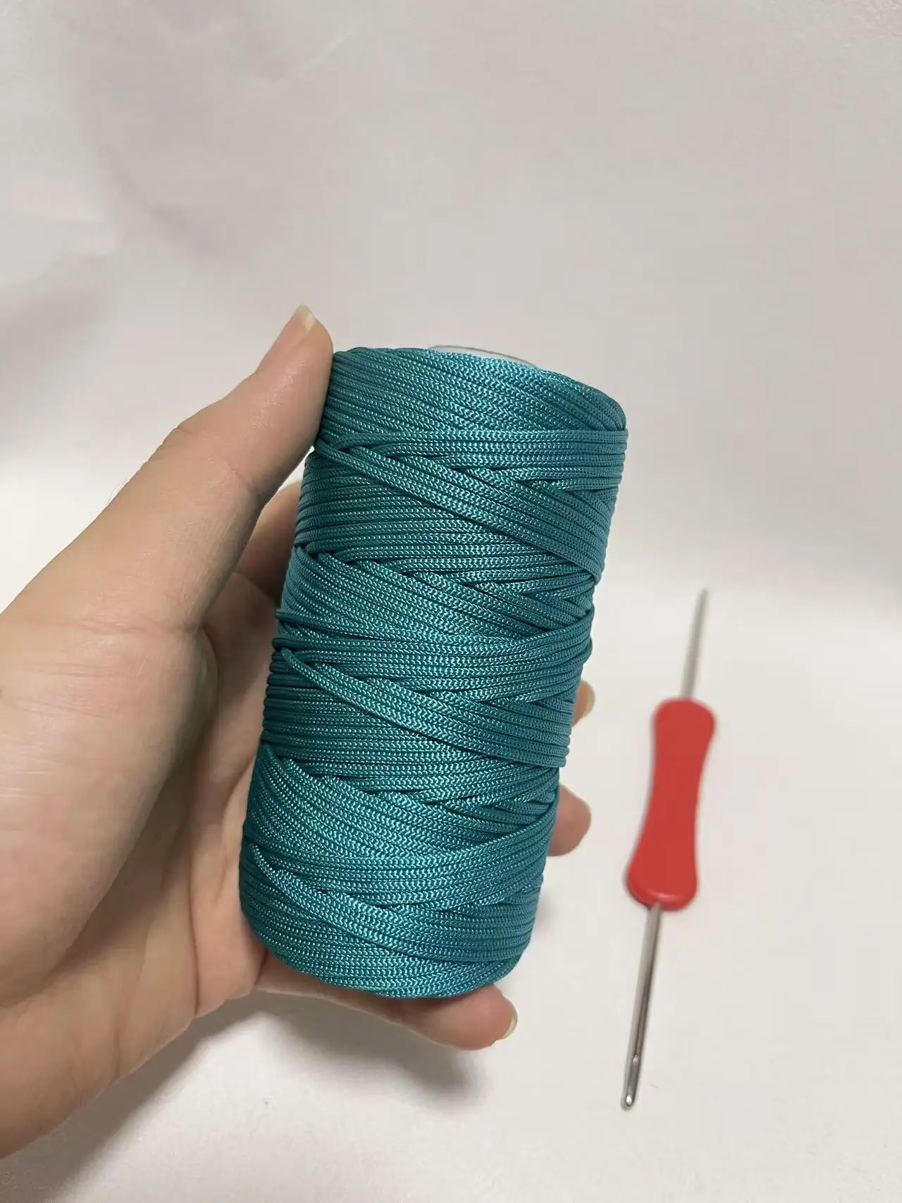 Neues Sommer-Häkelgarn, 2,5 mm dünner Eis-Baumwollfaden für Handstricken, Taschen, Hüte, Schuhe, 100 g, hohle Linie, bunte Nylonschnur