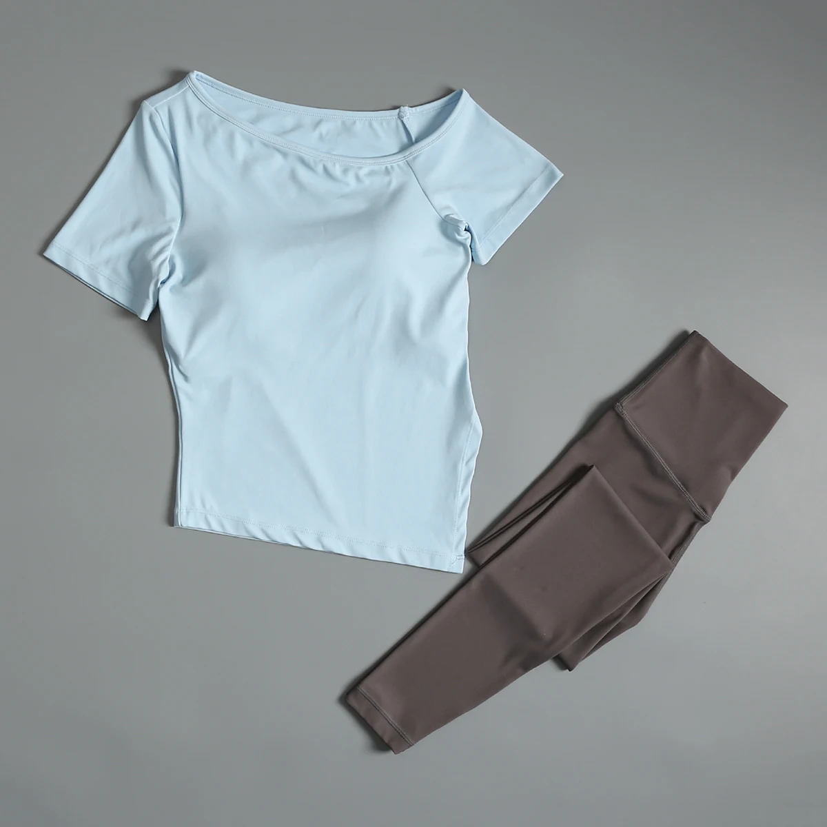 Terno de fitness para mulheres na primavera e verão novo treinamento esportivo de pilates com almofada no peito mangas curtas correndo yoga de secagem rápida