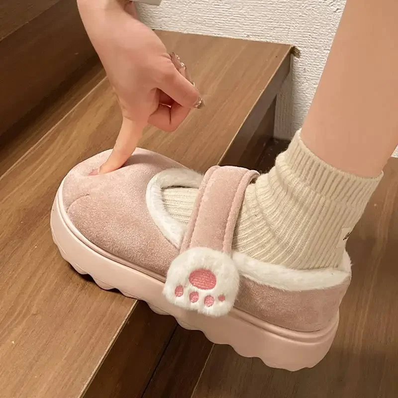 As pessoas preguiçosas de sola grossa com aumento de altura usam sapatos de algodão de velcro quentes no inverno chinelos de algodão casuais de gato fofo mulher