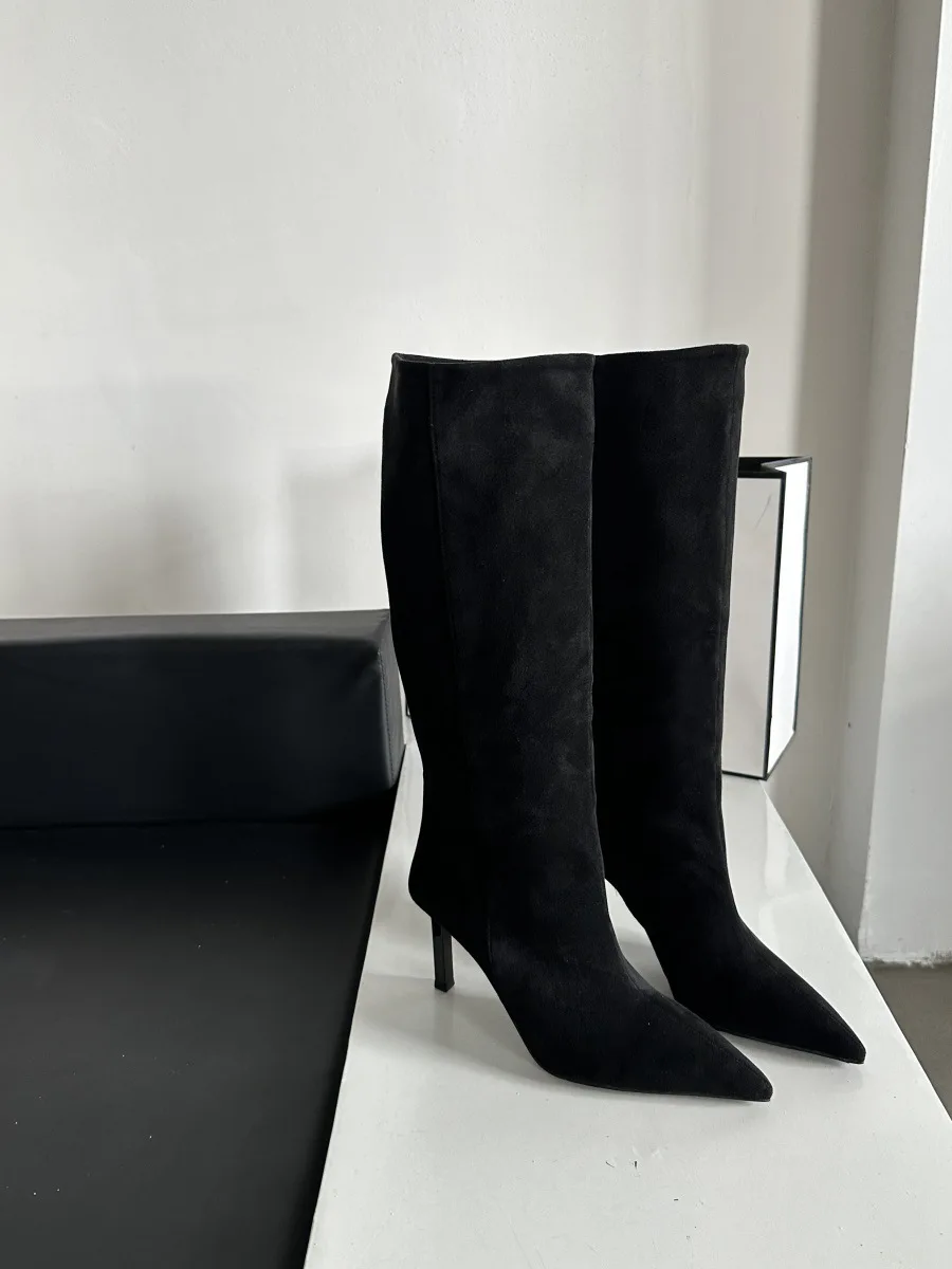 Blogger francês vestindo botas largas de bico nórdico abaixo do joelho botas altas de gato e cavaleiro botas da moda para mulheres