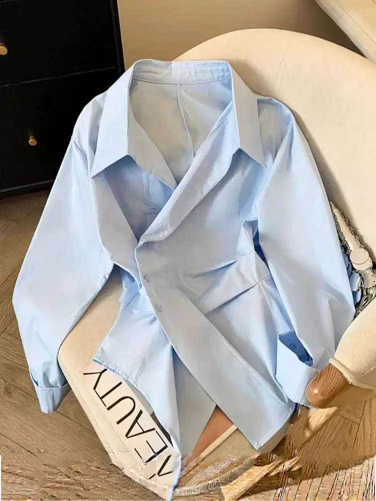 Damska koszulka polo z nieregularnym długim rękawem, tunika, biała, elegancka, basic, bluzka, moda damska, koszule do pracy. — zdjęcie 2
