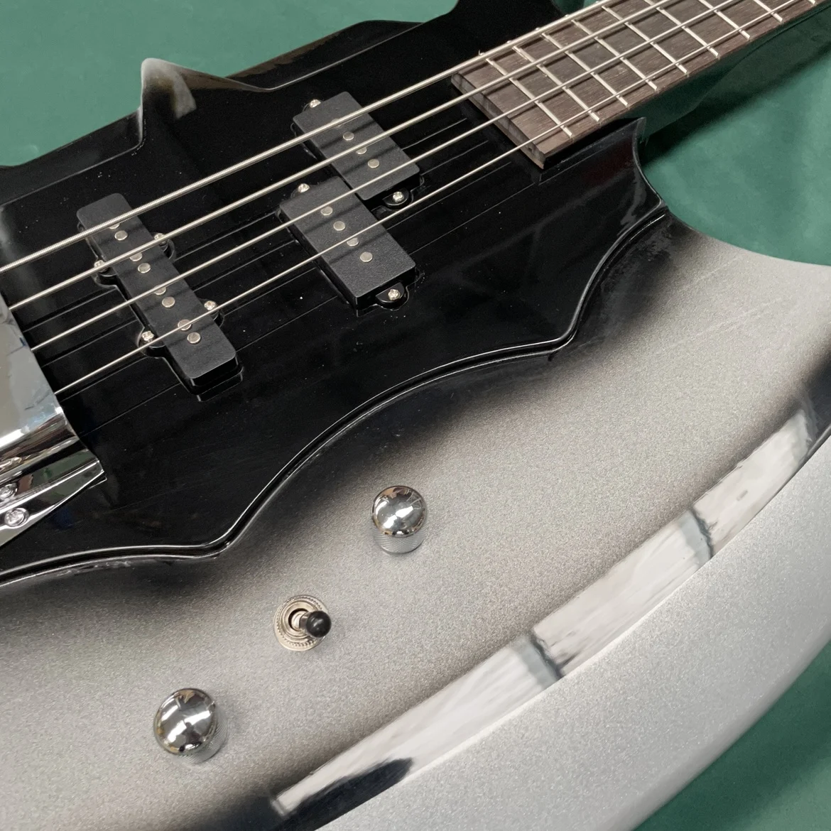 4-string electric bass guitar, mahogany body, dedicated bass pickup guitars, advanced bass player electric guitarra