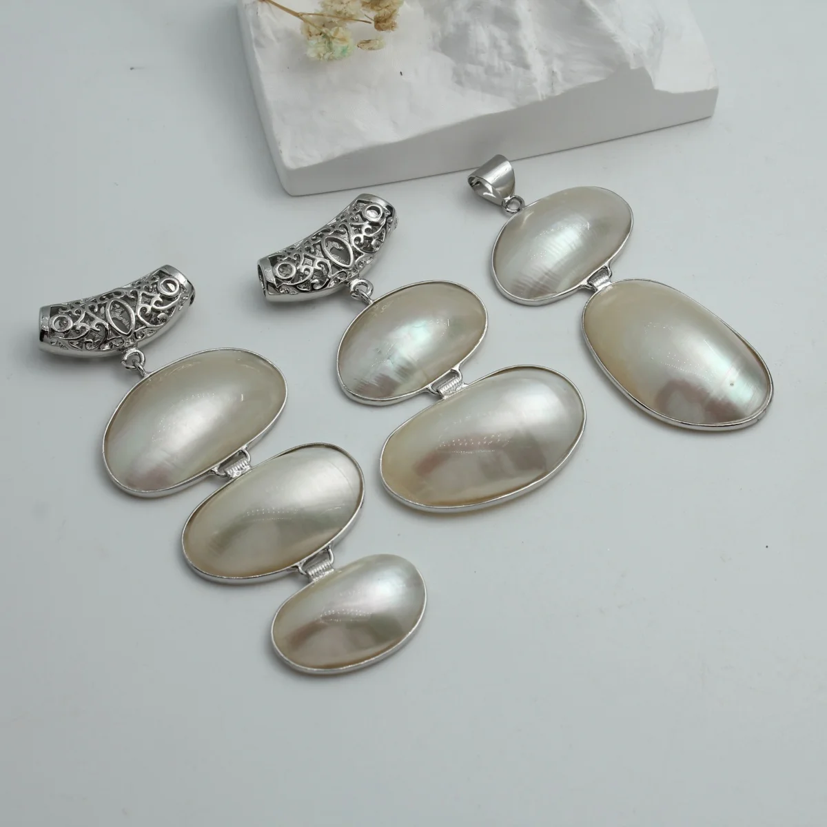 

Various styles of natural popular snail shell pendants are used for jewelry DIY accessories and accessories