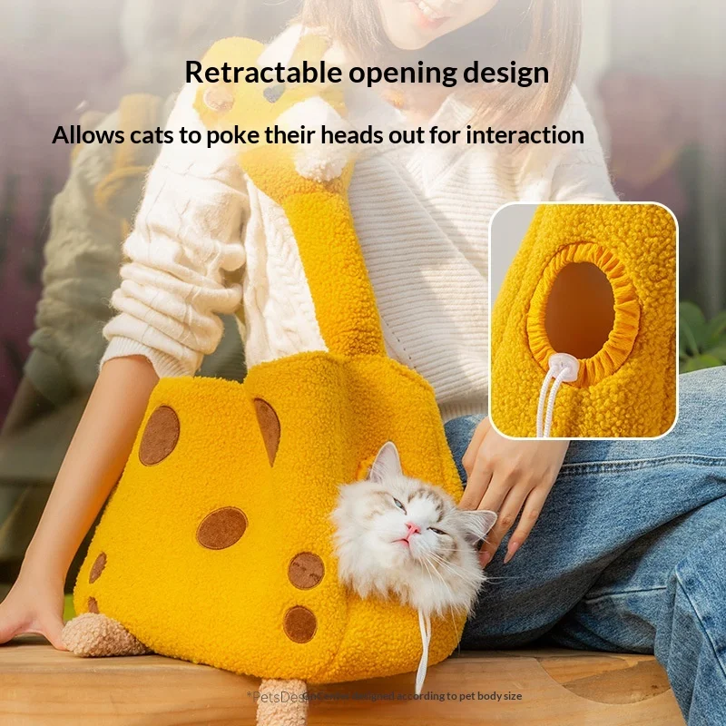 Cat carrier for autumn and winter, featuring a cute giraffe design, perfect for keeping your pet warm during outdoor walks, and