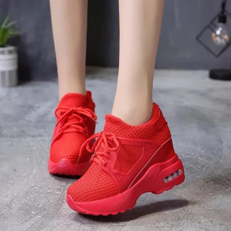 Sepatu kets Platform untuk wanita, sepatu Sneakers vulkanisir, sepatu kets jaring bersirkulasi merah untuk wanita, sepatu Wedges kasual