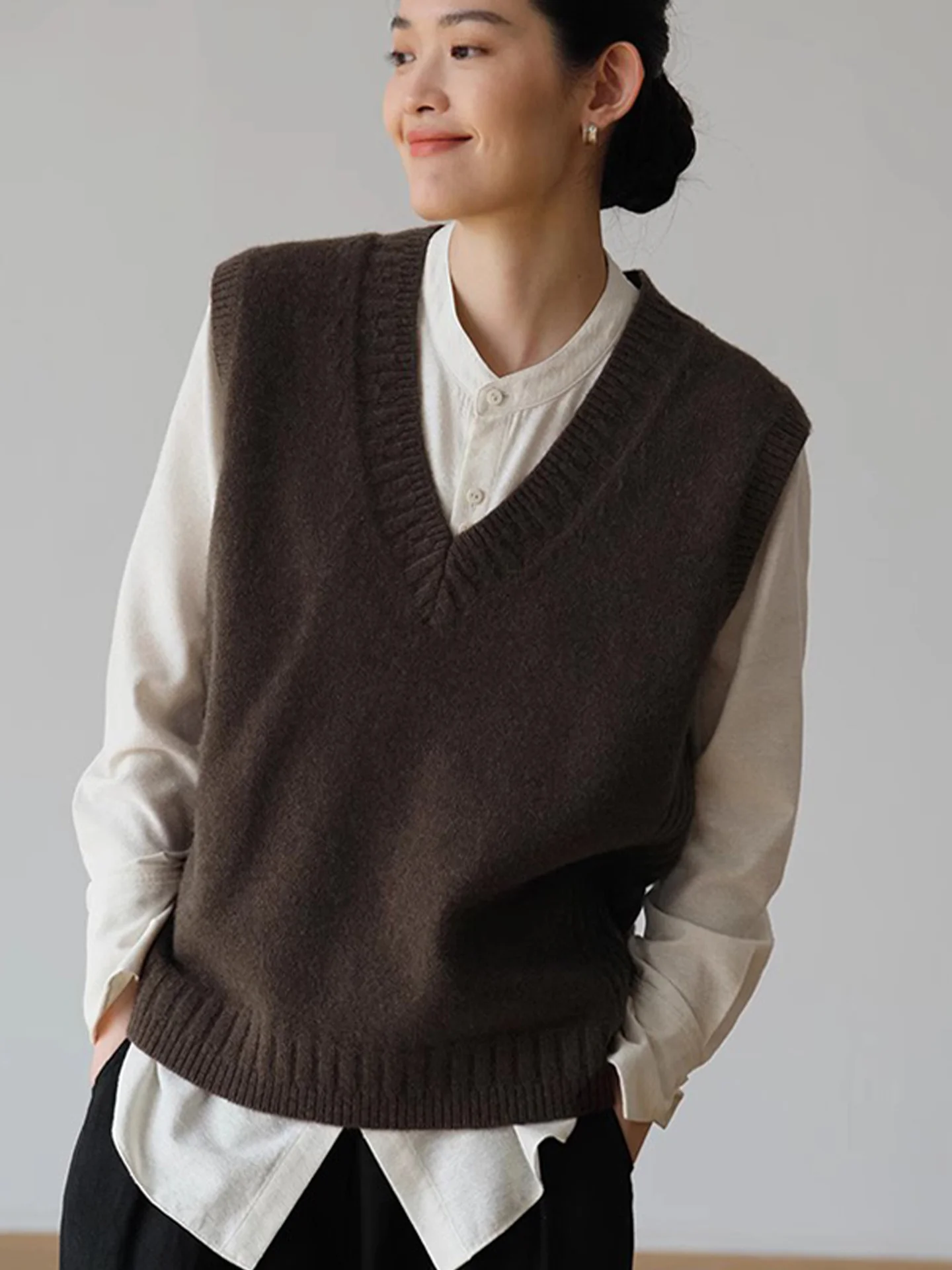 

Loose Svel V-Ne Knitted Vest Autumn 2025 Korean Sle Pure Color Simple Design Pullover Layering Top Women's Faion