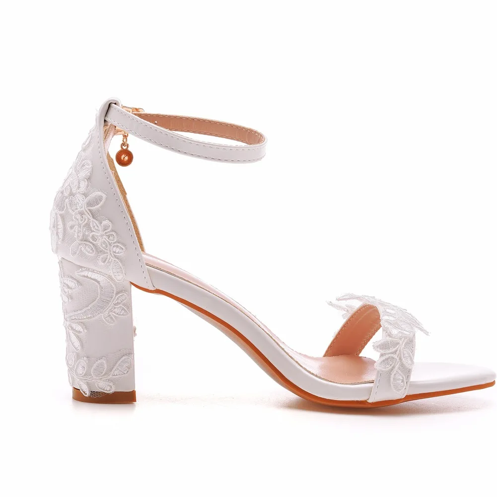 Vrouwen Zomer Sandalen Pu 7.5Cm Vierkante Hak Gesp Band Borduurwerk Kant Feestjurk Bruiloft Nachtclub Vrouwen Schoenen Wit