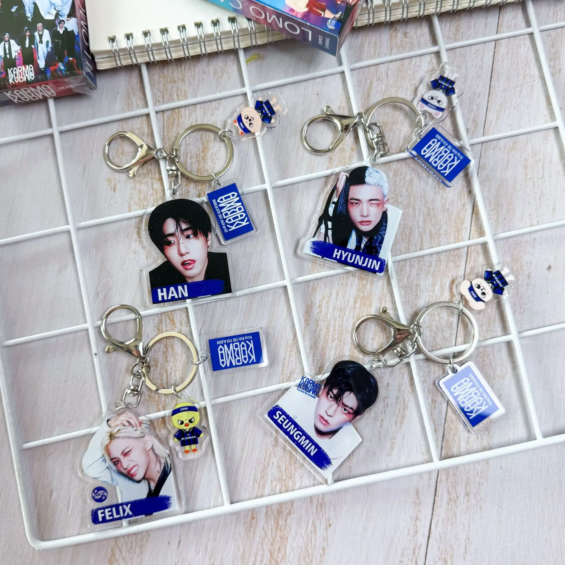 Chaveiro kpop StrayKids Álbum regular KARMA Lee Yong-Bok Conjunto de acessórios acrílicos circundantes de 3 peças